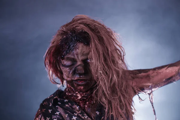 Mujer Zombie Miedo Posando Sobre Fondo Brumoso Con Retroiluminación — Foto de Stock