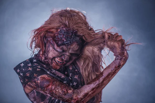 Злая Женщина Зомби Позирует Темном Туманном Фоне — стоковое фото