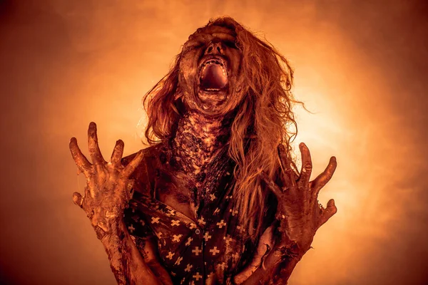 Zlý Zombie Žena Představuje Tmavé Zamlžené Pozadí — Stock fotografie