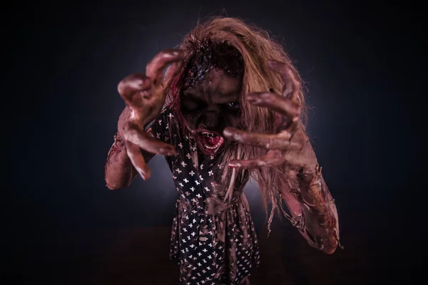 Onda Zombie Kvinna Poserar Mot Mörk Dimmiga Bakgrund — Stockfoto