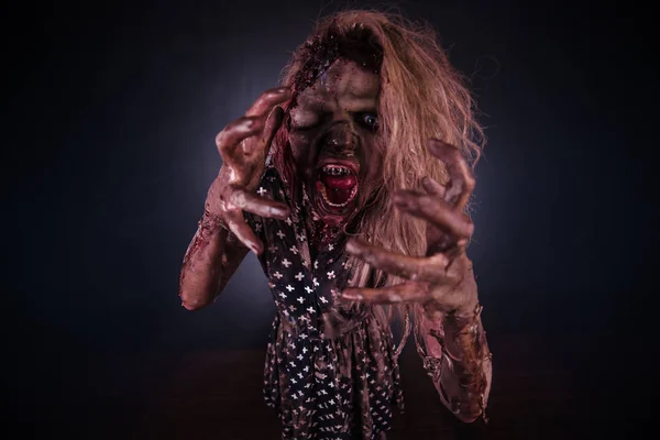Onda Zombie Kvinna Poserar Mot Mörk Dimmiga Bakgrund — Stockfoto