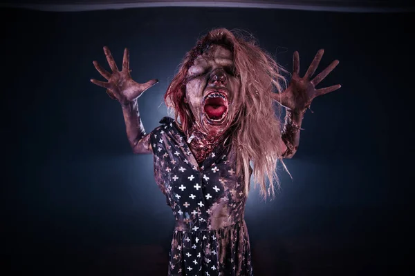 Злая Женщина Зомби Позирует Темном Туманном Фоне — стоковое фото