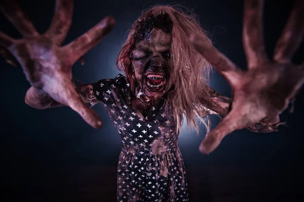Злий Зомбі Жінка Позує Темному Тлі Туманності — стокове фото