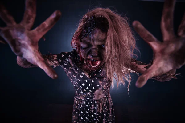 Zombie Zła Kobieta Pozowanie Ciemnym Tle Mglisty — Zdjęcie stockowe