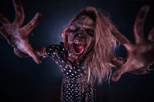 Mal Zombie Femme Posant Sur Fond Sombre Brumeux — Photo