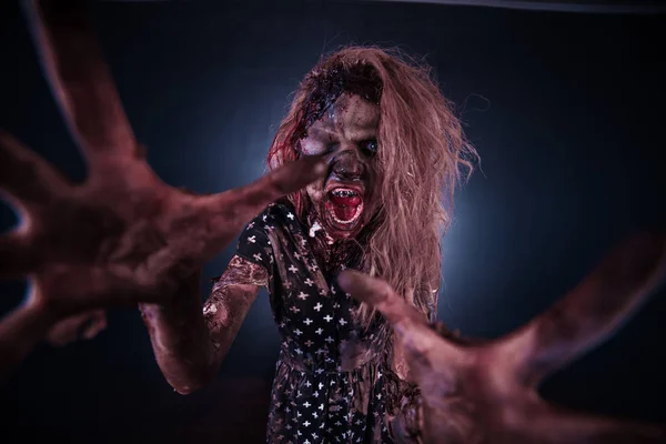 Malvada Mujer Zombie Posando Sobre Oscuro Fondo Niebla — Foto de Stock