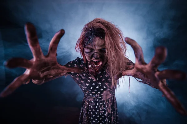Mujer Zombie Posando Sobre Fondo Oscuro Brumoso — Foto de Stock