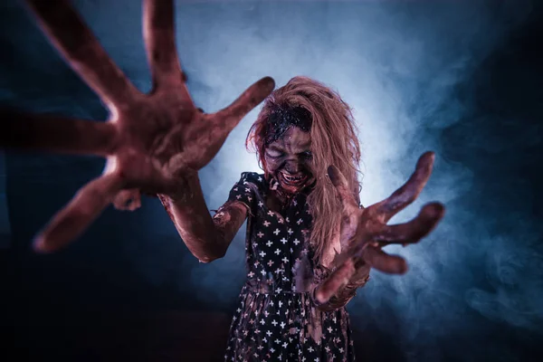 Mujer Zombie Posando Sobre Fondo Oscuro Brumoso — Foto de Stock