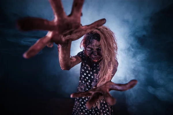 Mujer Zombie Posando Sobre Fondo Oscuro Brumoso — Foto de Stock