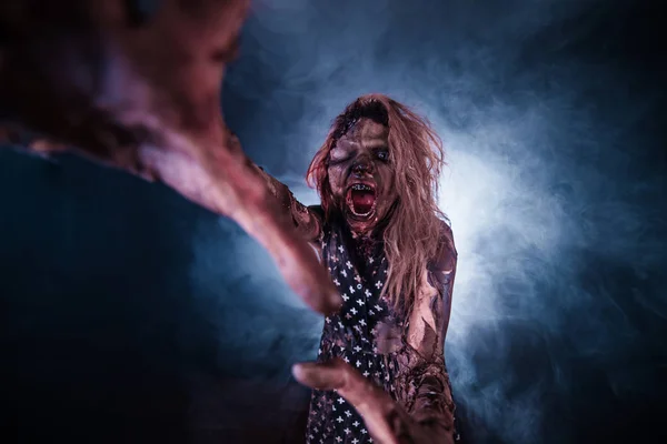 Malvada Mujer Zombie Haciendo Gestos Contra Oscuro Fondo Brumoso — Foto de Stock