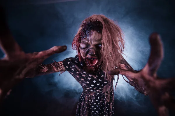 Malvada Mujer Zombie Haciendo Gestos Contra Oscuro Fondo Brumoso — Foto de Stock