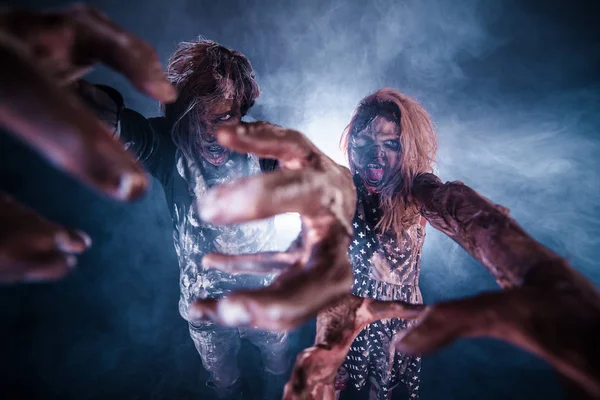 Przerażające Zombie Mężczyzny Kobiety Pozowanie Ciemnym Tle Mglisty Podświetleniem — Zdjęcie stockowe