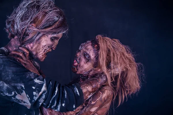 Casal Zumbi Posando Juntos Contra Fundo Escuro Nebuloso — Fotografia de Stock