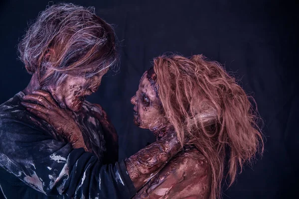 Zombie Par Poserar Tillsammans Mot Dimmiga Mörk Bakgrund — Stockfoto