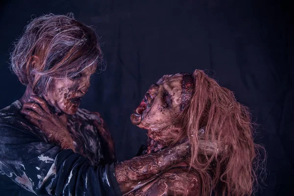 Casal Zumbi Posando Juntos Contra Fundo Escuro Nebuloso — Fotografia de Stock