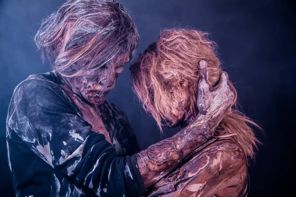 Zombie Pareja Posando Juntos Sobre Fondo Oscuro Brumoso — Foto de Stock