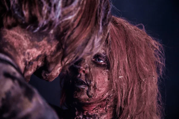 Zombie Par Poserar Tillsammans Mot Dimmiga Mörk Bakgrund — Stockfoto
