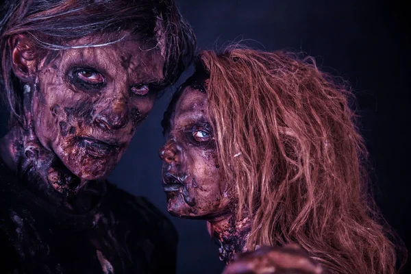 Casal Zumbi Posando Juntos Contra Fundo Escuro Nebuloso — Fotografia de Stock