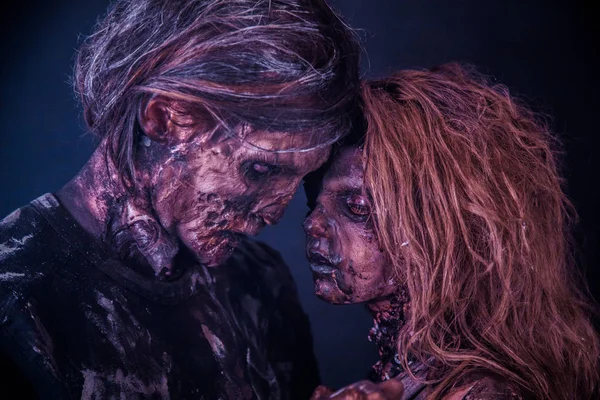 Casal Zumbi Posando Juntos Contra Fundo Escuro Nebuloso — Fotografia de Stock