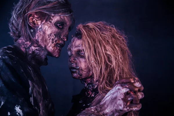 僵尸夫妇摆姿势在一起对雾蒙蒙的黑暗背景 — 图库照片