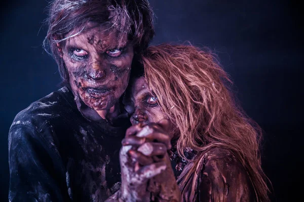 Zombie Paar Poseren Samen Tegen Mistige Donkere Achtergrond — Stockfoto