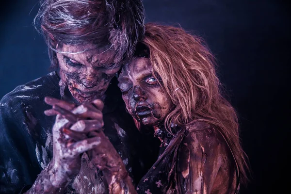 Casal Zumbi Posando Juntos Contra Fundo Escuro Nebuloso — Fotografia de Stock