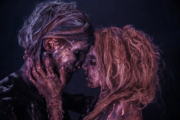 Casal Zumbi Posando Juntos Contra Fundo Escuro Nebuloso — Fotografia de Stock