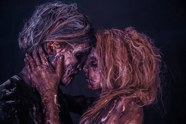 Zombie Pareja Posando Juntos Sobre Fondo Oscuro Brumoso — Foto de Stock