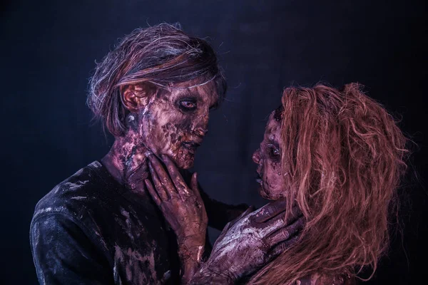Side View Portrait Zombie Couple Hugging Together Misty Dark Background — Stock Photo, Image