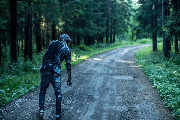 Bakifrån Smutsiga Zombie Man Poserar Skogsstigen — Stockfoto