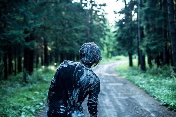 Вид Ззаду Брудний Зомбі Чоловік Позує Лісовій Доріжці — стокове фото