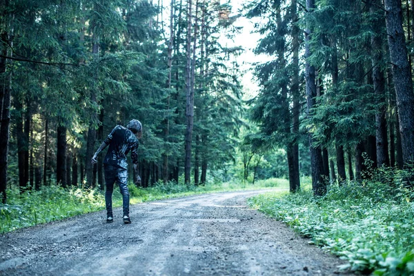 森の小道でポーズ汚いゾンビ男の背面図 — ストック写真