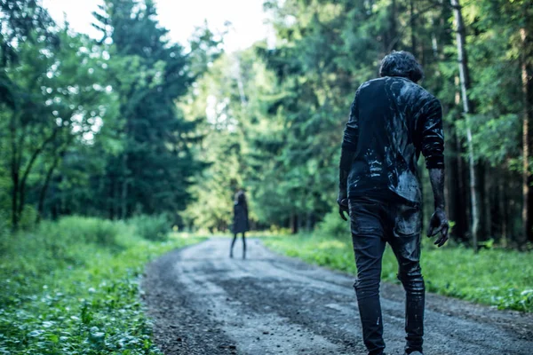 Zombie Uomo Donna Posa Insieme Nella Foresta — Foto Stock