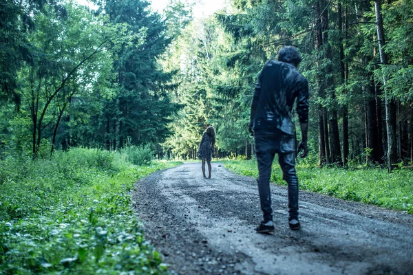 Zombie Uomo Donna Posa Insieme Nella Foresta — Foto Stock