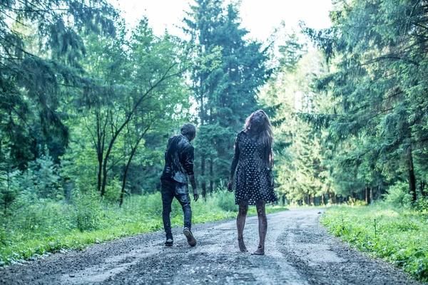 Зомбі Чоловік Жінка Позує Разом Лісі — стокове фото