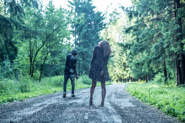 Zombie Hombre Mujer Posando Juntos Bosque — Foto de Stock