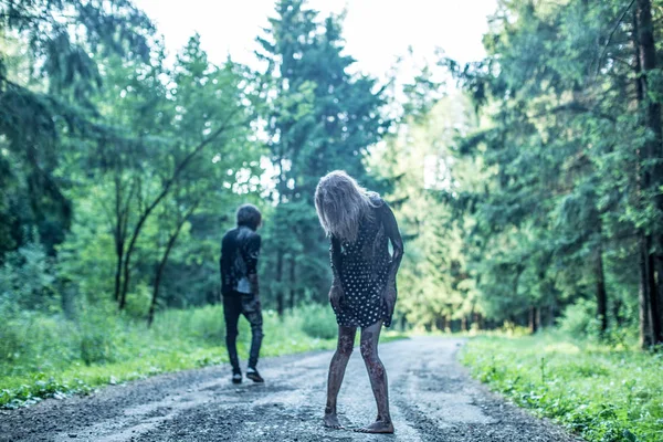 Zombie Uomo Donna Posa Insieme Nella Foresta — Foto Stock