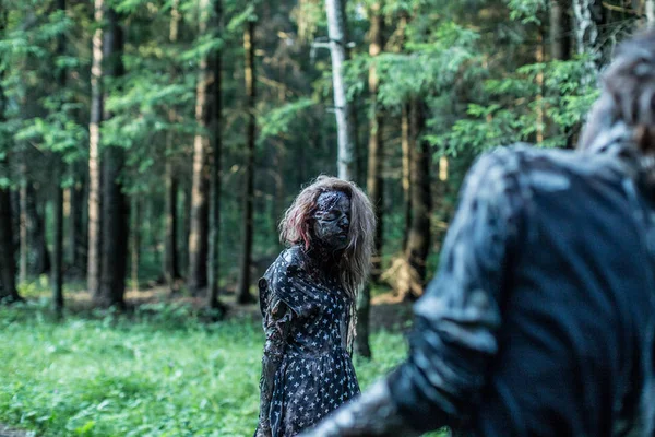Zombie Hombre Mujer Posando Juntos Bosque —  Fotos de Stock