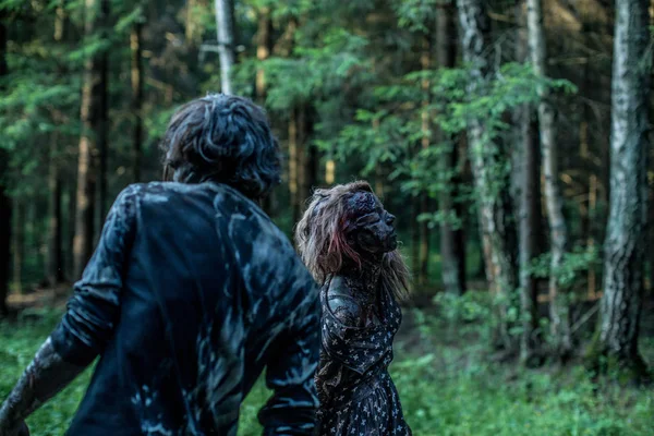 Zombie Man Vrouw Poseren Samen Het Bos — Stockfoto