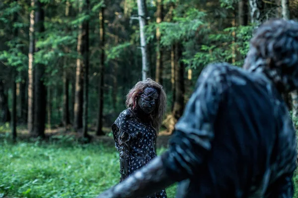 Zombie Man Och Kvinna Poserar Tillsammans Forest — Stockfoto