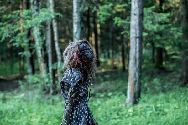 邪悪なゾンビ女性が林道でポーズの側面図 — ストック写真