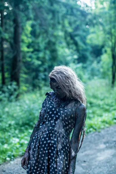 Spaventosa Donna Zombie Posa Sul Sentiero Della Foresta — Foto Stock