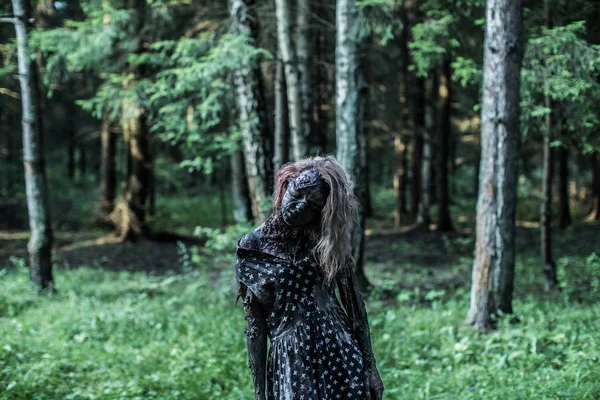 Mujer Zombie Miedo Posando Camino Del Bosque —  Fotos de Stock