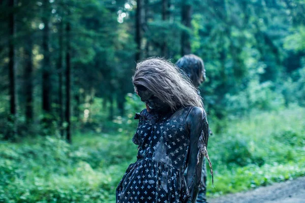 Skrämmande Zombie Kvinna Poserar Skogsstigen — Stockfoto