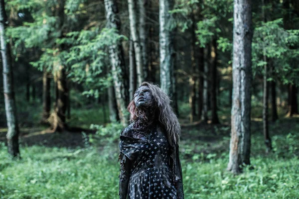 Spaventosa Donna Zombie Posa Sul Sentiero Della Foresta — Foto Stock