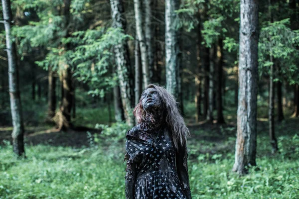 Mujer Zombie Miedo Posando Camino Del Bosque —  Fotos de Stock