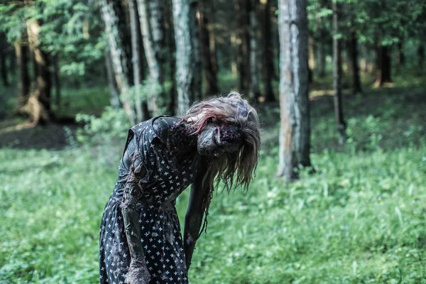 怖いゾンビ女性が林道でポーズ — ストック写真