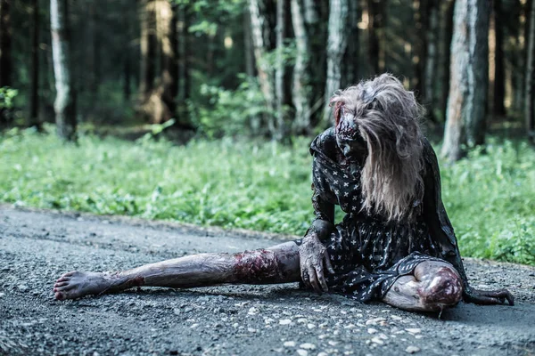 Страшна Зомбі Жінка Лежить Лісовій Стежці — стокове фото