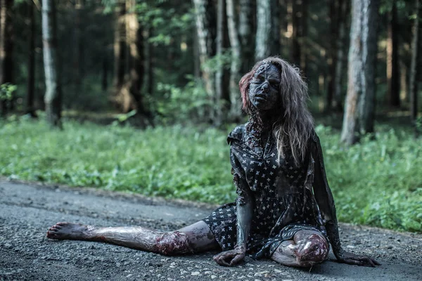 Skrämmande Zombie Kvinna Liggande Skogsstigen — Stockfoto