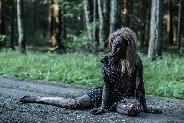 Przerażające Zombie Kobieta Leżący Lesie Ścieżki — Zdjęcie stockowe